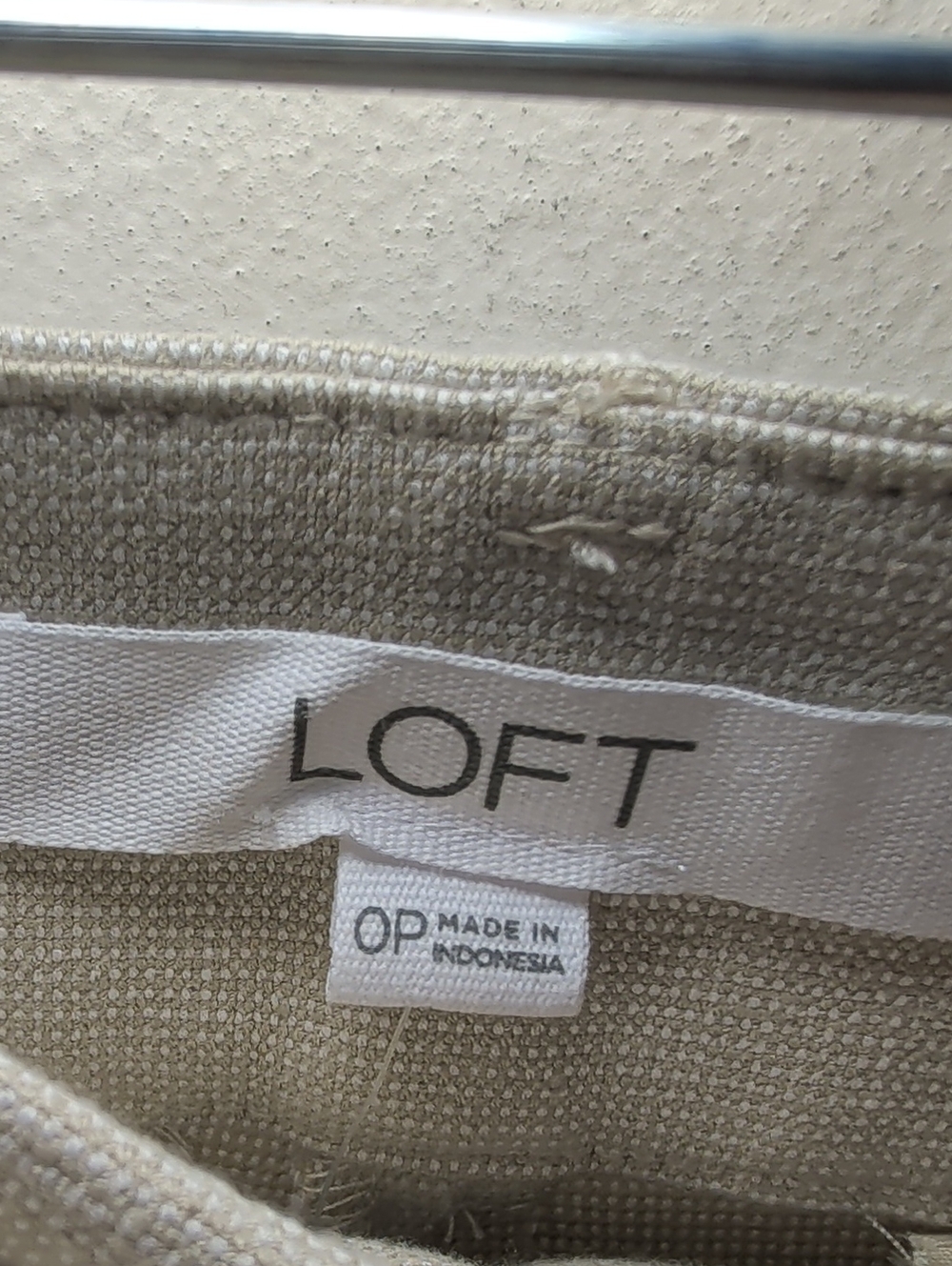 Loft The Sutton Flare Tailored Women's Dress Pants in Light Beige NEW Size 0P - Picture 2 of 5